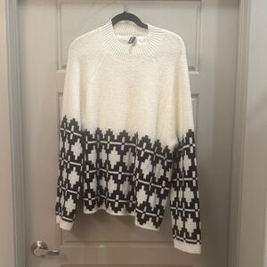 Stylish Black and White Patterned Women's Sweater